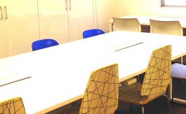 【本町・心斎橋】来場者へのフリードリンクが評判の多目的イベントルーム！プロジェクタも込みの料金です。会議・セミナーに。勉強カフェ大阪本町